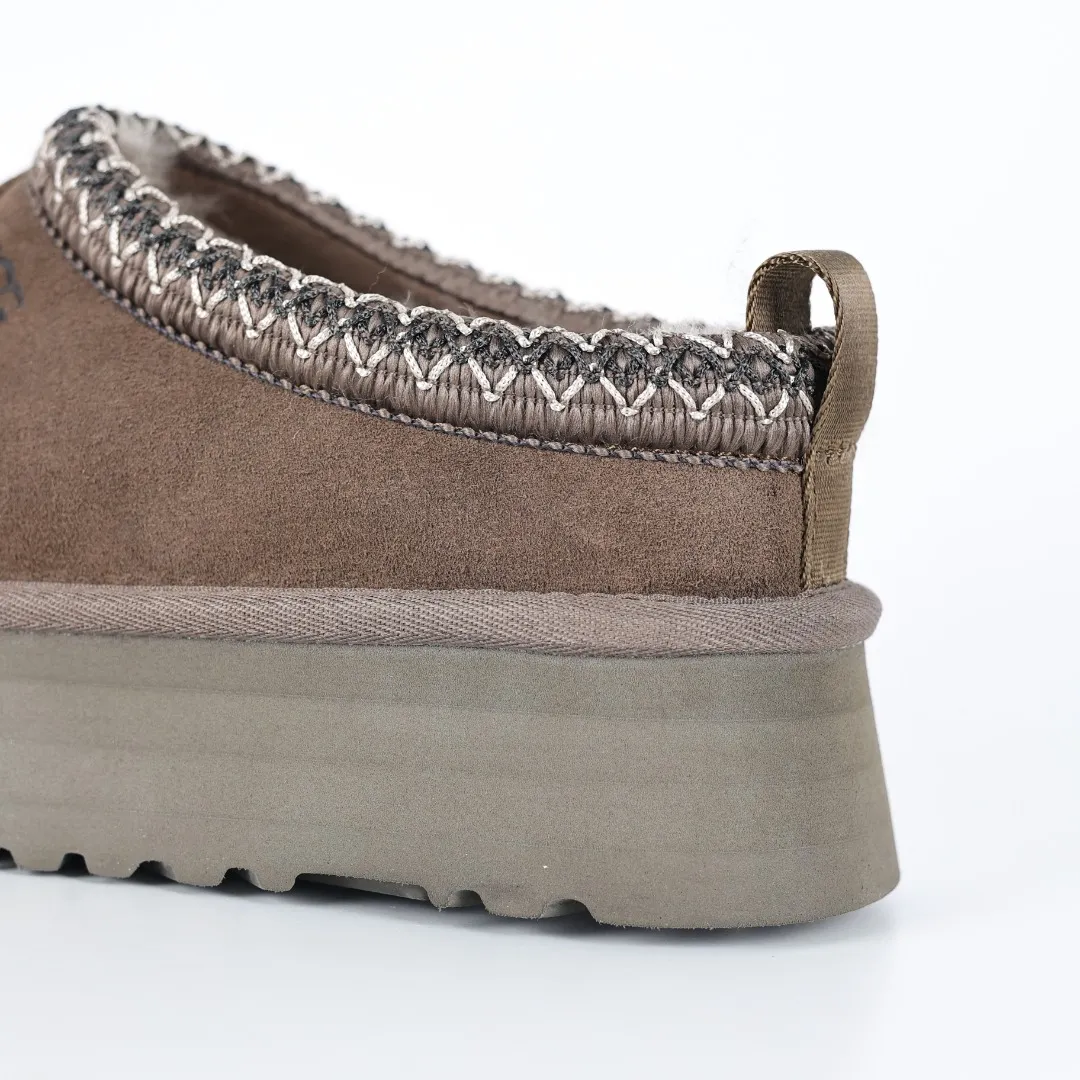 Copy price 💰560 Core recommendation of good price 5cm thick sole, independently developed original outsole, cashmere insole, keeping warm in winter, suitable for home use. In the new year, uug launched a style series, which is partially geared towards the preferences of young consumers. It has also moved to the forefront of fashion trends. Shoe body material, water-repellent coated suede upper, 17 mm UGGPURE™ implanted wool insole, lightweight non-slip and comfortable rubber outsole, with brand LOGO and trademark, with full package Size: 35 36 37 38 39 40